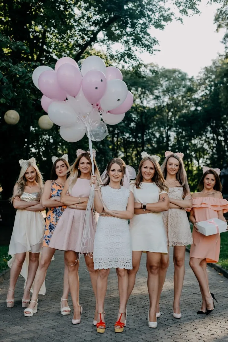 Mariée et ses demoiselles d'honneur avec des ballons roses