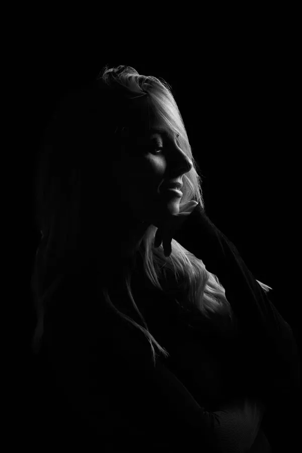 Portrait de femme de profil en clair-obscur