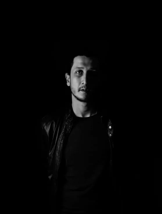 Portrait d'homme en clair-obscur, sur fond noir